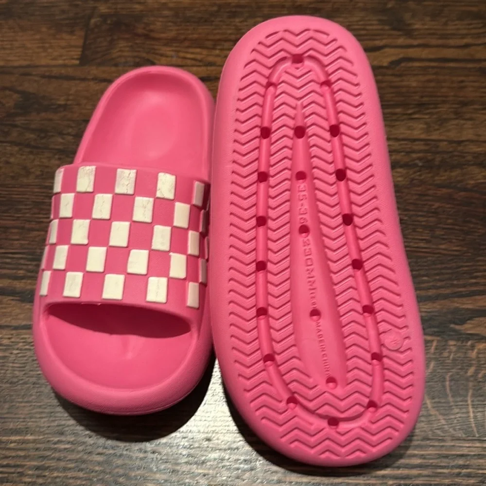 Kids Pink Slide Sandals comparable to 3.5-4.5 US shoe size